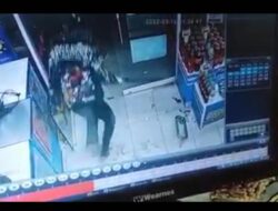 Tiga OTK Serang Pengunjung Indomaret Pakai Samurai Terekam CCTV