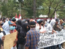 Demo 11 April di Sultra Berakhir Ricuh, Proyek Pagar Walikota Kendari Rusak