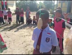 Kepala SDN 18 Andoolo Gunakan Dana Pribadi Gelar Lomba Tradisional Dalam Rangka HUT RI Ke-77 Tahun