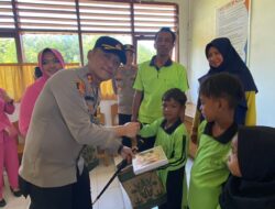 Kapolres Konut Distribusi Buku di Pulau Labengki