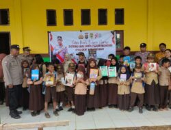 Siswa SD Negeri 1 Landawe Keciprat Buku Bacaan dari Polsek Wiwirano