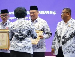 Bupati Konut Terus Diganjar Penghargaan, Kali Ini PGRI Berikan Anugrah Kepada Ruksamin Dwija Praja Nugraha