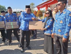 Bupati Ruksamin Kembali Serahkan 372 Unit Laptop Bagi Guru di Konawe Utara